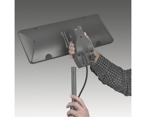 Montage d''un luminaire extérieur à LED sur un mât