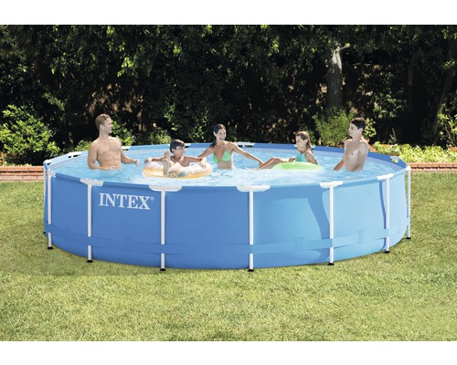 Logo Intex sur une piscine tubulaire bleue avec une famille dans le jardin