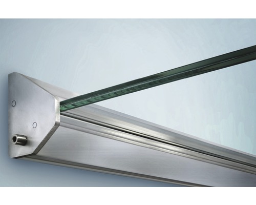 Detailaufnahme eines Glasvordachs mit Halterung aus Metall
