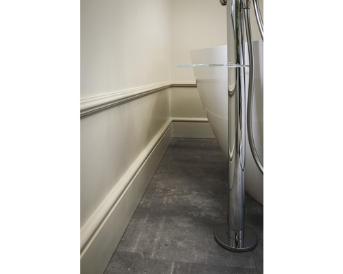 Vue détaillée d''une salle de bains avec une baignoire îlot, un lambris et un carrelage au sol.