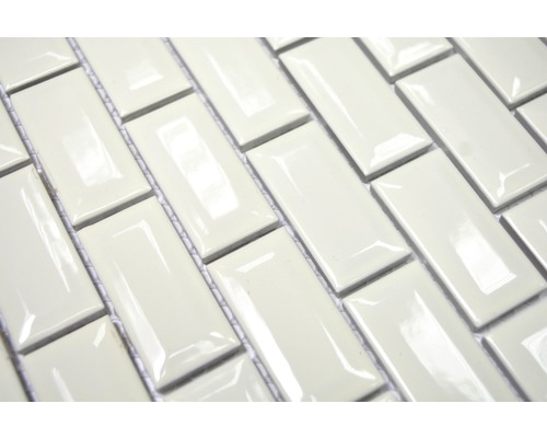 Rechteckige Fliesen im Fischgrätenmuster