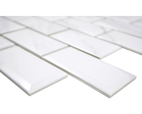 Carreaux rectangulaires blancs posés en quinconce.