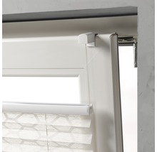 Detailansicht eines Plissees am Fenster mit Bedienelement
