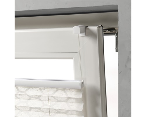 Detailansicht eines Plissees am Fenster mit Bedienelement