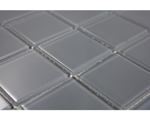 Gros plan de carreaux de mosaïque en verre gris de forme carrée