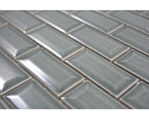 Detailaufnahme rechteckiger Fliesen, die im Fischgrätenmuster verlegt sind