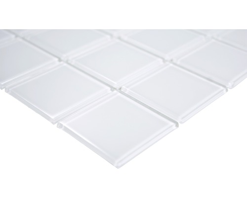 Gros plan détaillé de carreaux de mosaïque de verre blancs