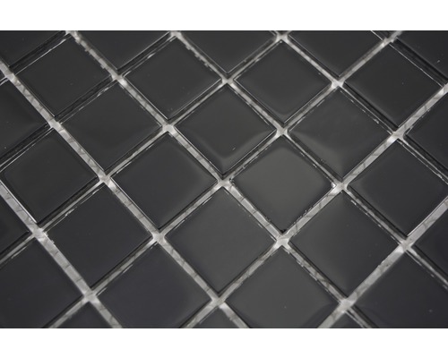 Gros plan de carreaux de mosaïque noirs.