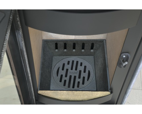 Vue intérieure d''un poêle à bois avec grille et garniture de foyer