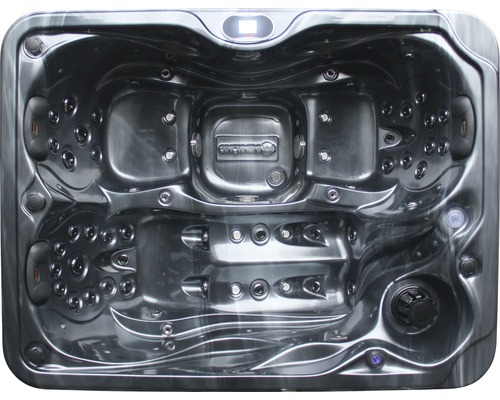 Innenansicht eines Whirlpools mit Düsen und Sitzen