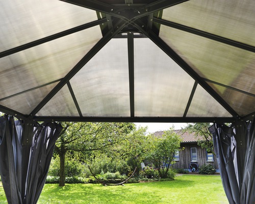 Innenansicht eines Pavillons mit Dach und Vorhängen