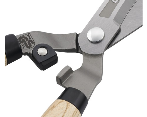 Detailaufnahme einer Heckenschere mit GS Zeichen für geprüfte Sicherheit