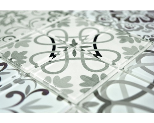 Vue détaillée de carreaux de mosaïque de verre décoratifs à motifs