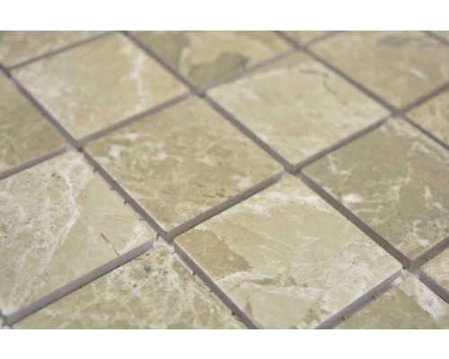 Nahaufnahme von Natursteinmosaikfliesen