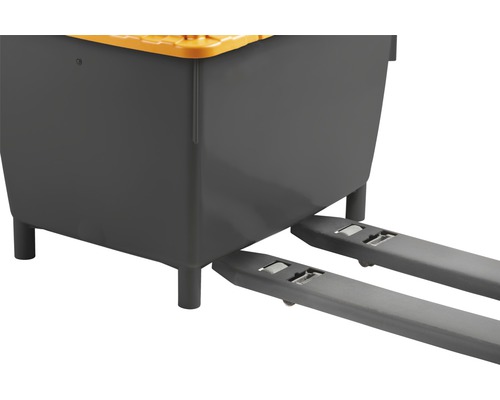 Poubelle grise avec couvercle jaune sur un chariot élévateur.