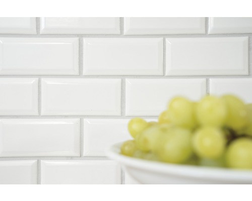 Wandfliesen im Metrofliesen-Design mit Schale Weintrauben