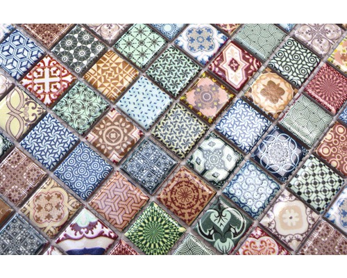 Vue détaillée d''une mosaïque composée de carreaux carrés avec différents motifs
