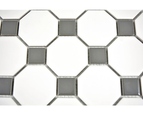 Detailaufnahme eines Mosaiks mit achteckigen und quadratischen Fliesen