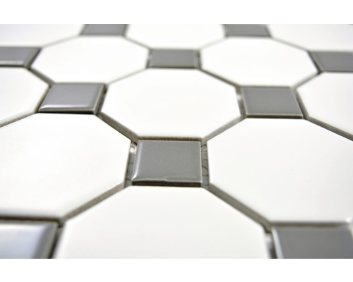 Nahaufnahme von weißen, achteckigen und grauen, quadratischen Bodenfliesen