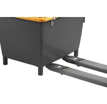 Conteneur empilable en plastique sur un transpalette