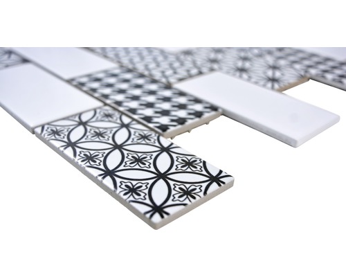 Muster aus weissen und schwarz-weiss gemusterten Mosaikfliesen