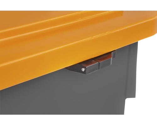 Vue détaillée du loquet de couvercle d''une boîte de rangement.