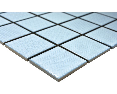 Nahaufnahme von Mosaikfliesen mit verschiedenen Texturen