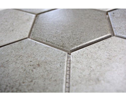 Nahaufnahme von sechseckigen Bodenfliesen