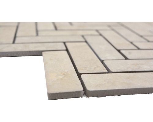 Mosaikfliesen im Fischgrätmuster