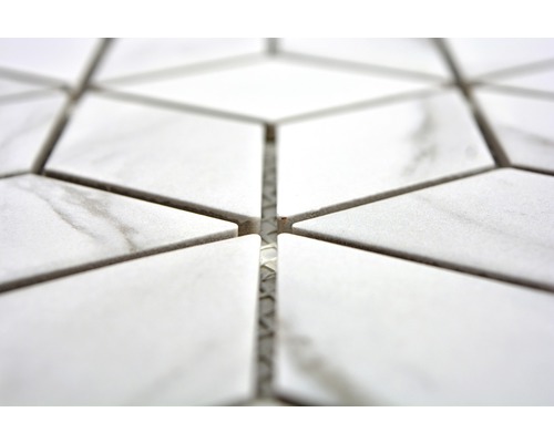 Gros plan de carreaux de mosaïque blancs en forme de losange.