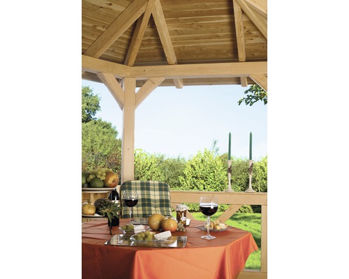 Pavillon en bois avec table, nourriture et boissons pour un repas en plein air