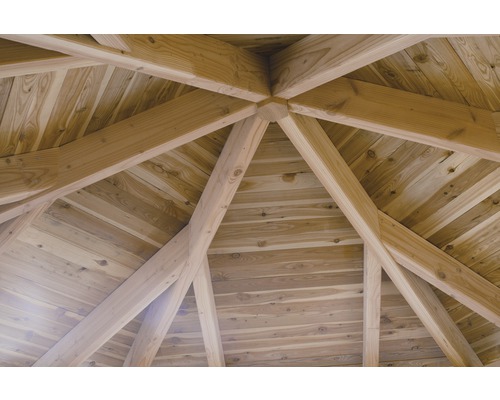 Gros plan de la structure en bois d''un abri de jardin.