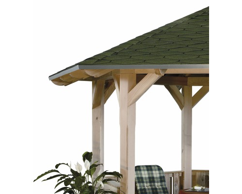 Vue détaillée d''un pavillon de jardin avec des piliers en bois et un toit vert