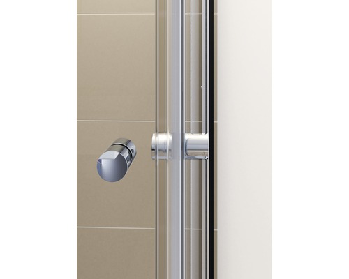 Vue détaillée d''une cabine de douche avec poignée et ferrures