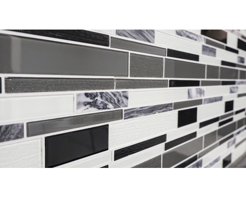 Gros plan d''une mosaïque avec des pièces rectangulaires en verre et en marbre