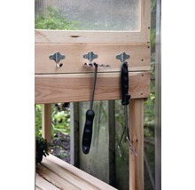 Outils de jardinage suspendus à une table de jardin