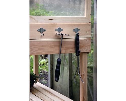 Outils de jardinage suspendus à une table de jardin