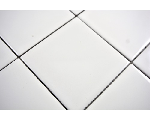 Nahaufnahme von weißen quadratischen Fliesen mit Fugen