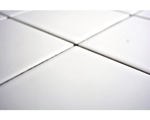 Gros plan de carreaux carrés blancs avec joints