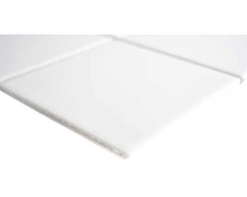 Gros plan de carreaux de céramique blancs.