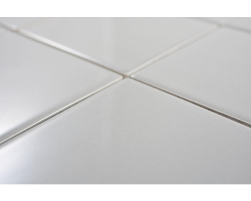 Gros plan de carreaux de céramique blancs avec des joints