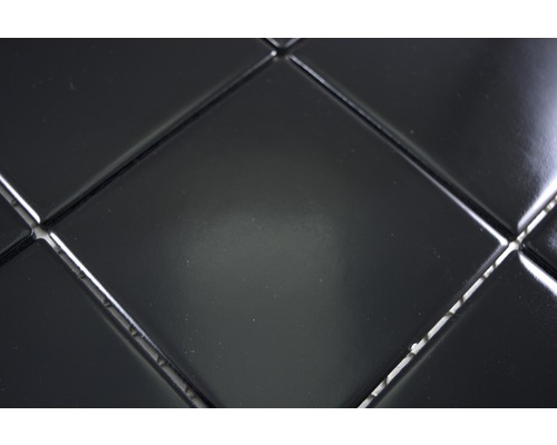 Nahaufnahme von schwarzen Keramikfliesen