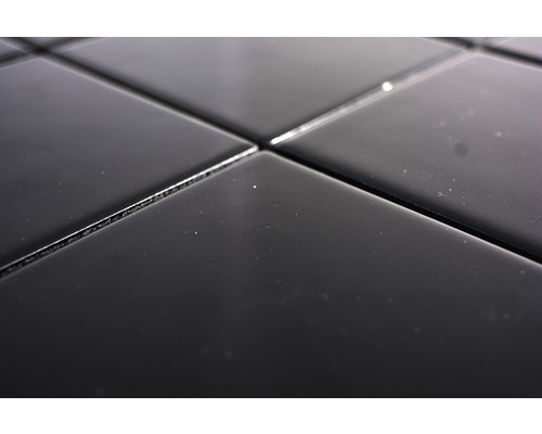 Nahaufnahme von schwarzen Fliesen mit Fugen