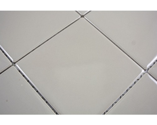 Gros plan de carreaux de céramique carrés et clairs