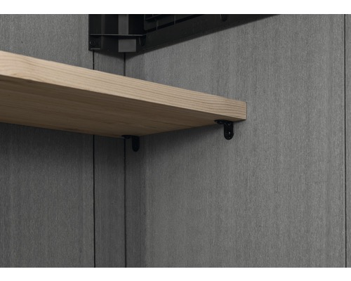 Holzregal mit schwarzen Halterungen an grauer Wand