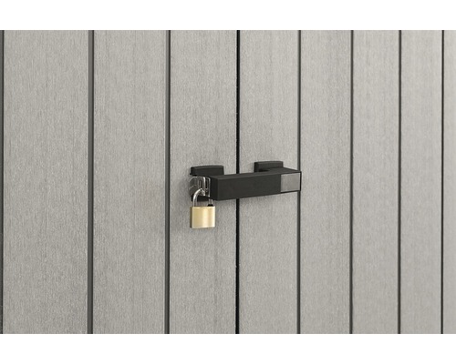 Nahaufnahme einer abschliessbaren Gartenschranktür mit Vorhängeschloss