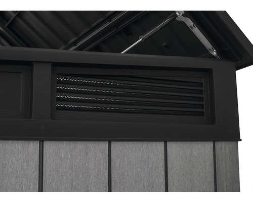 Detailansicht einer Gartenhauslüftung mit Lamellen.