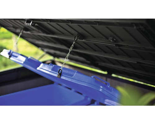 Geöffneter Deckel einer Mülltonnenbox mit Kette