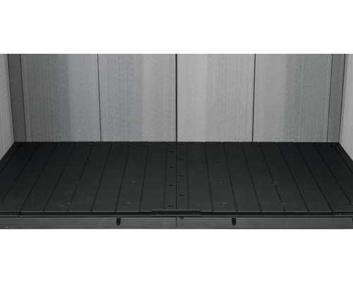 Innenansicht eines Gerätehauses mit einem schwarzen Kunststoffboden.