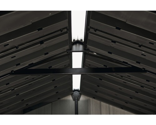 Innenansicht eines Geräteschuppens mit Metalldach und Dachbalken